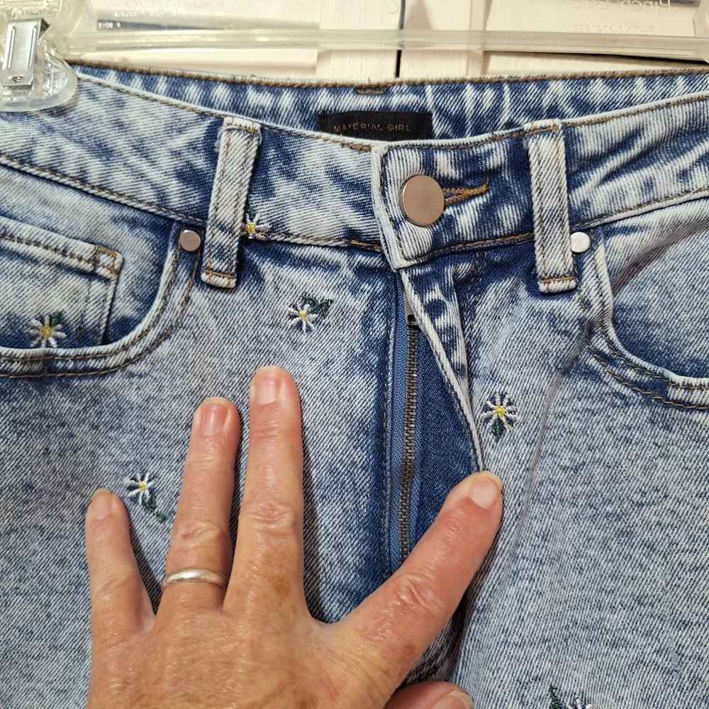 Material Girl Light Acid Wash Distressed Daisy Embroidered High Rise Jeans Sz S